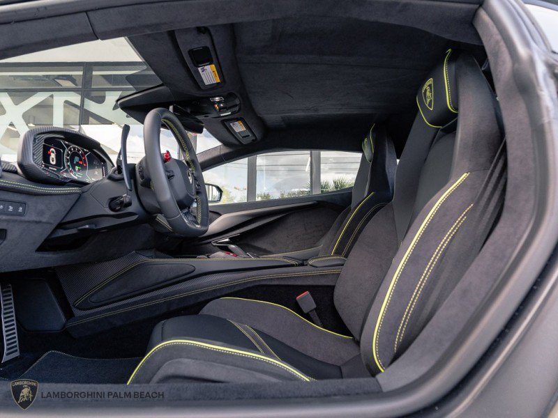 Used 2025 Lamborghini Revuelto AWD/4WD image 18