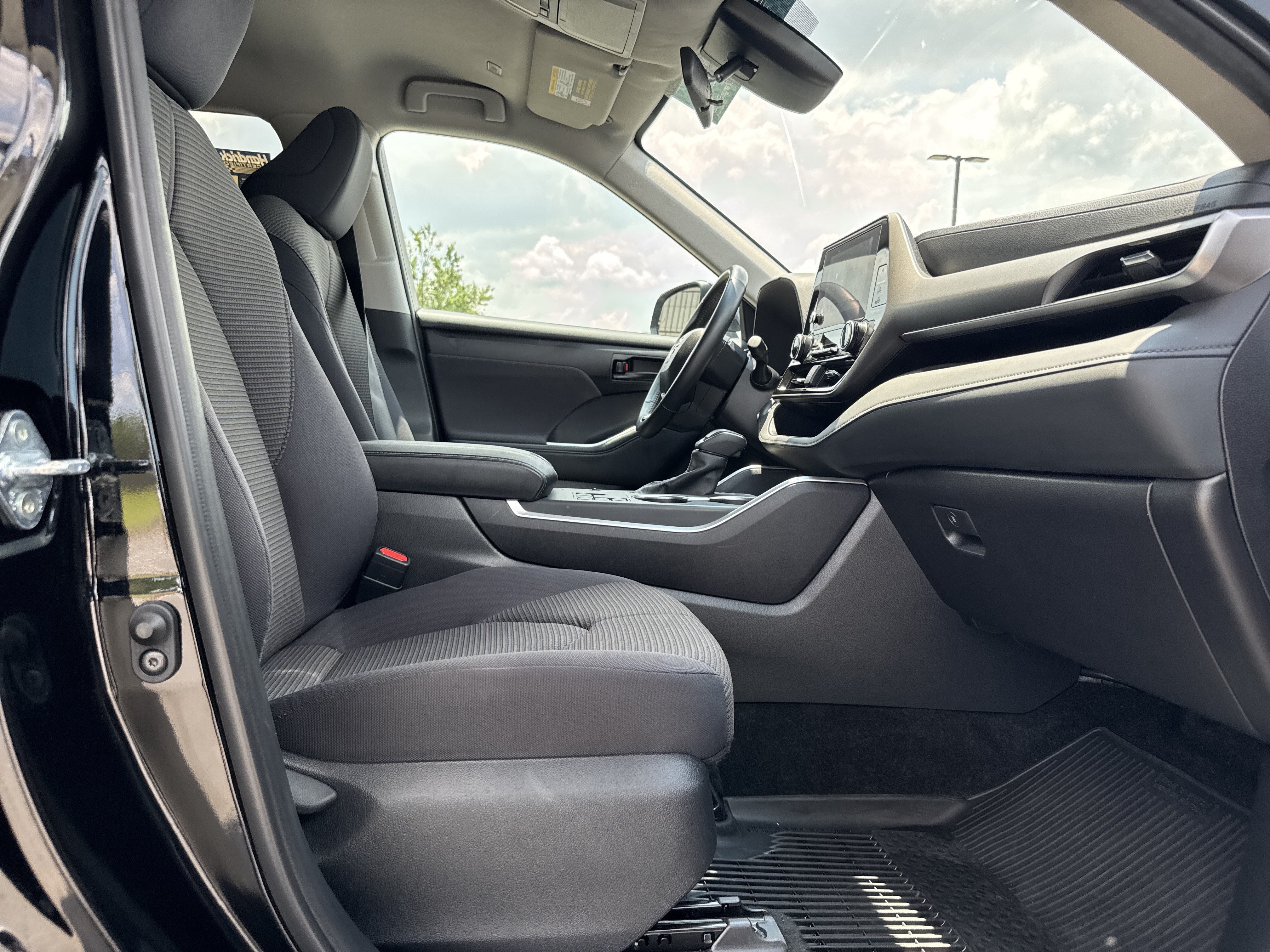 Used 2025 Toyota Highlander LE FWD image 31