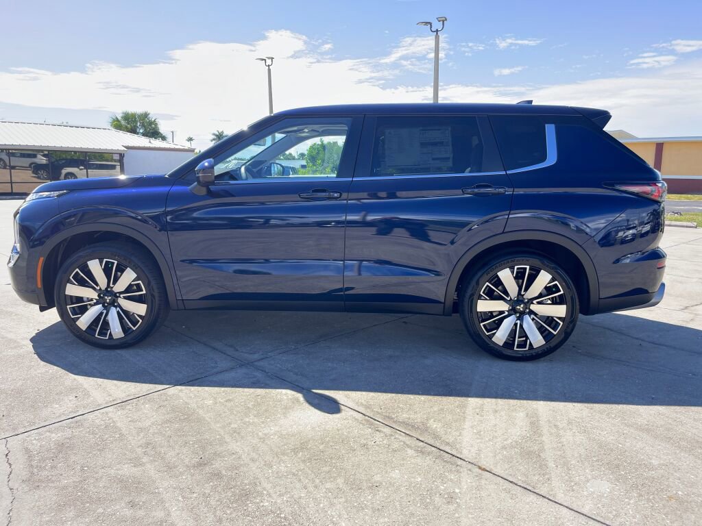 New 2025 Mitsubishi Outlander SE image 6