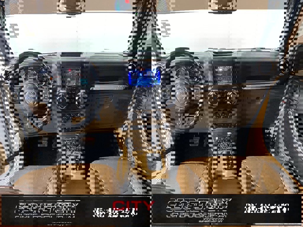 Used 2018 Jeep Wrangler Unlimited Sahara w/ Connectivity Group image 29