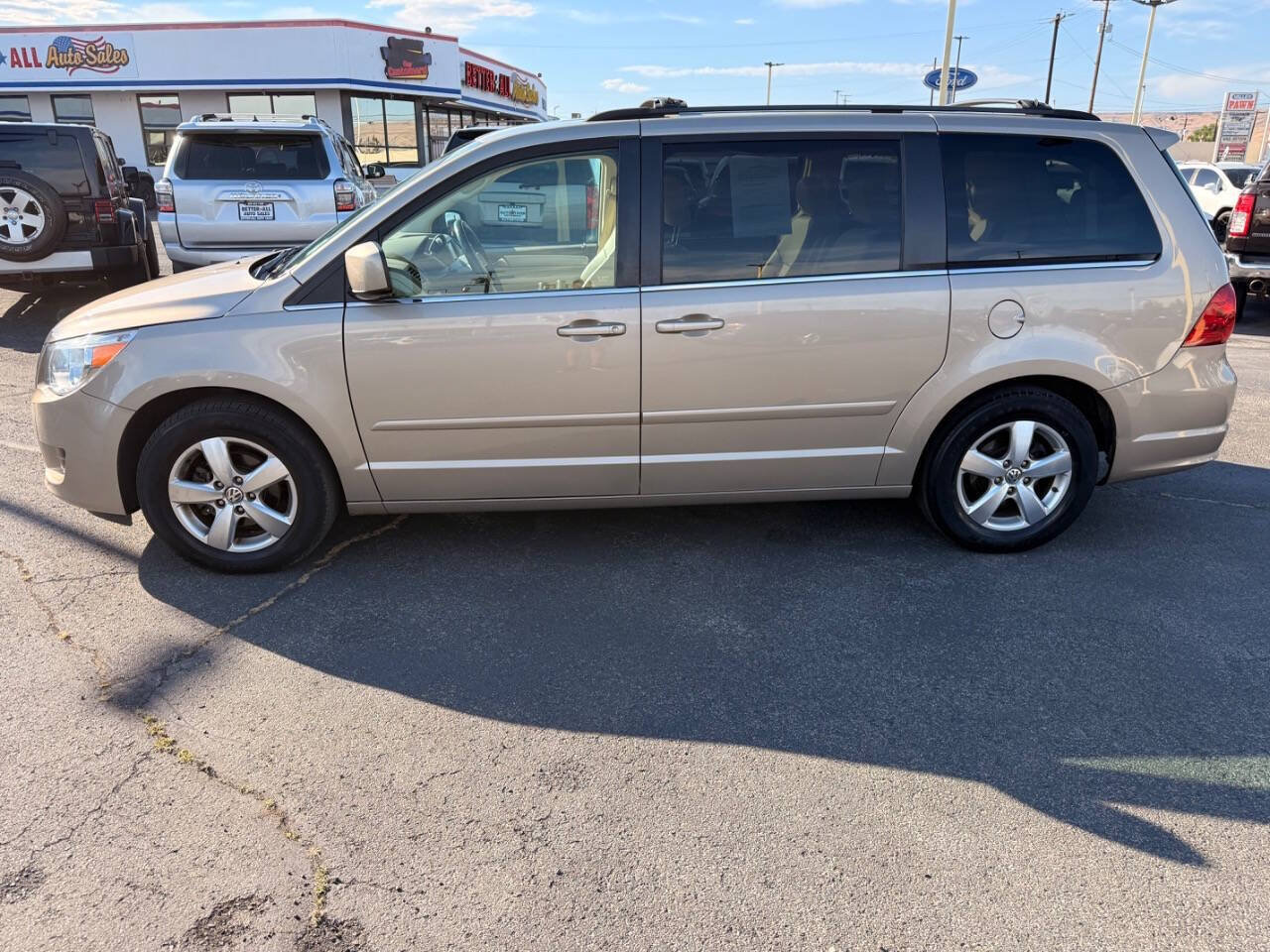 Used 2009 Volkswagen Routan SEL FWD image 2