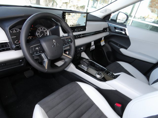 New 2025 Mitsubishi Outlander SE image 14