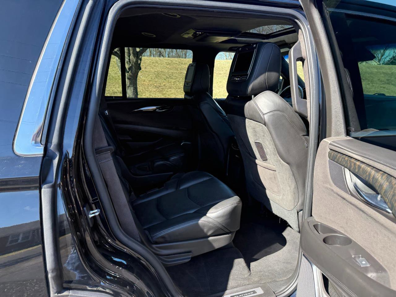 Used 2015 Cadillac Escalade Platinum image 24
