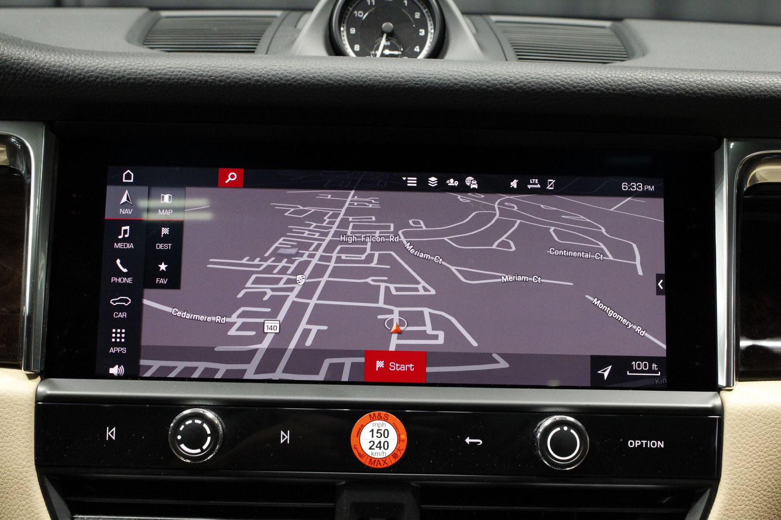 Certified 2025 Porsche Macan AWD/4WD image 26