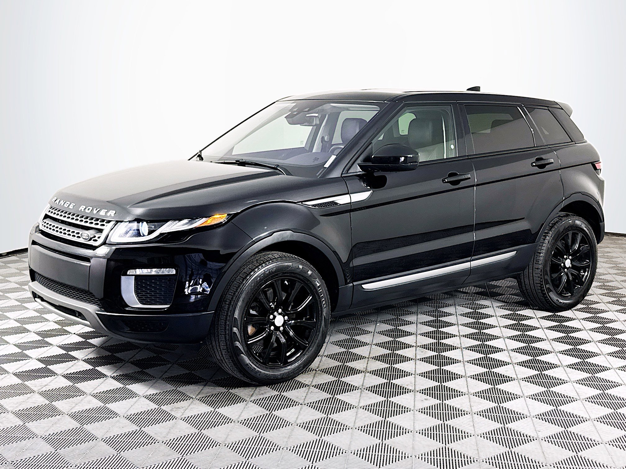 Used 2017 Land Rover Range Rover Evoque SE image 4