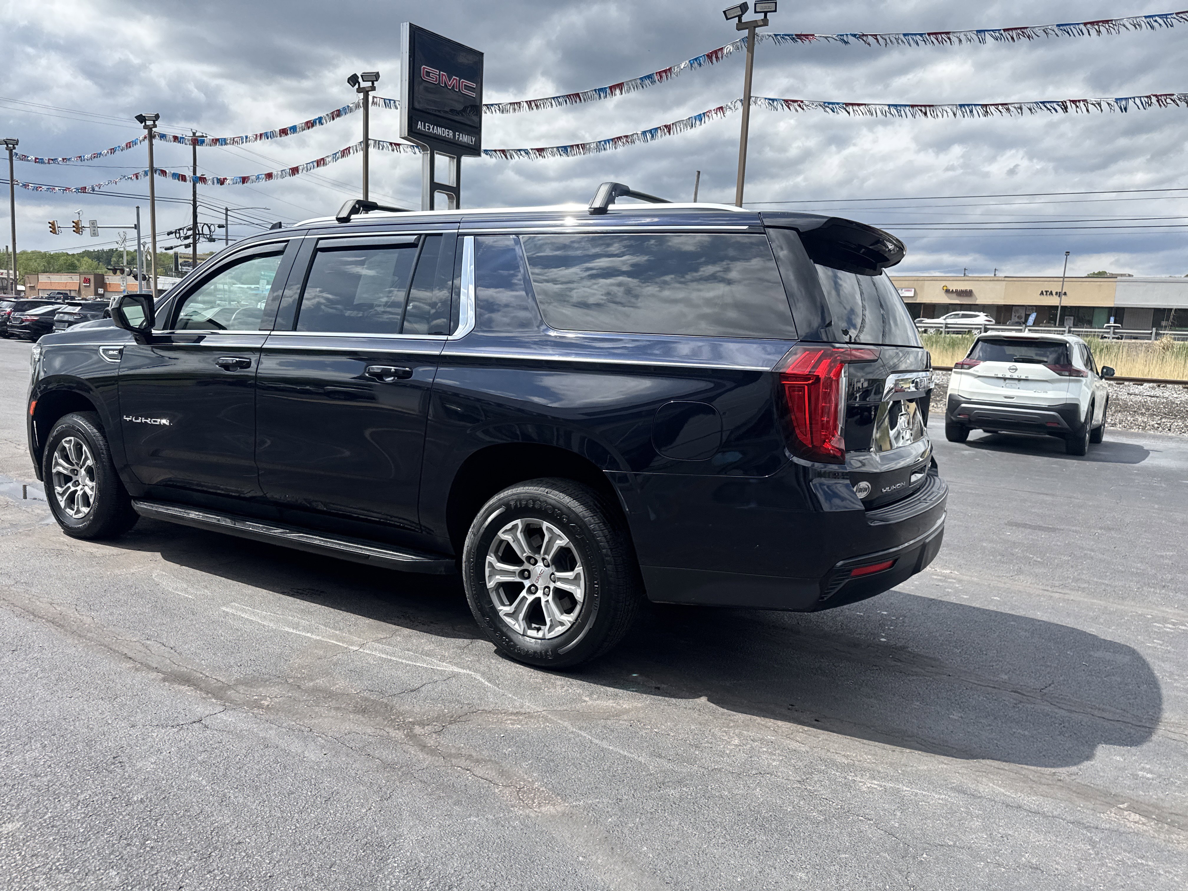 Used 2021 GMC Yukon XL SLE AWD/4WD image 6