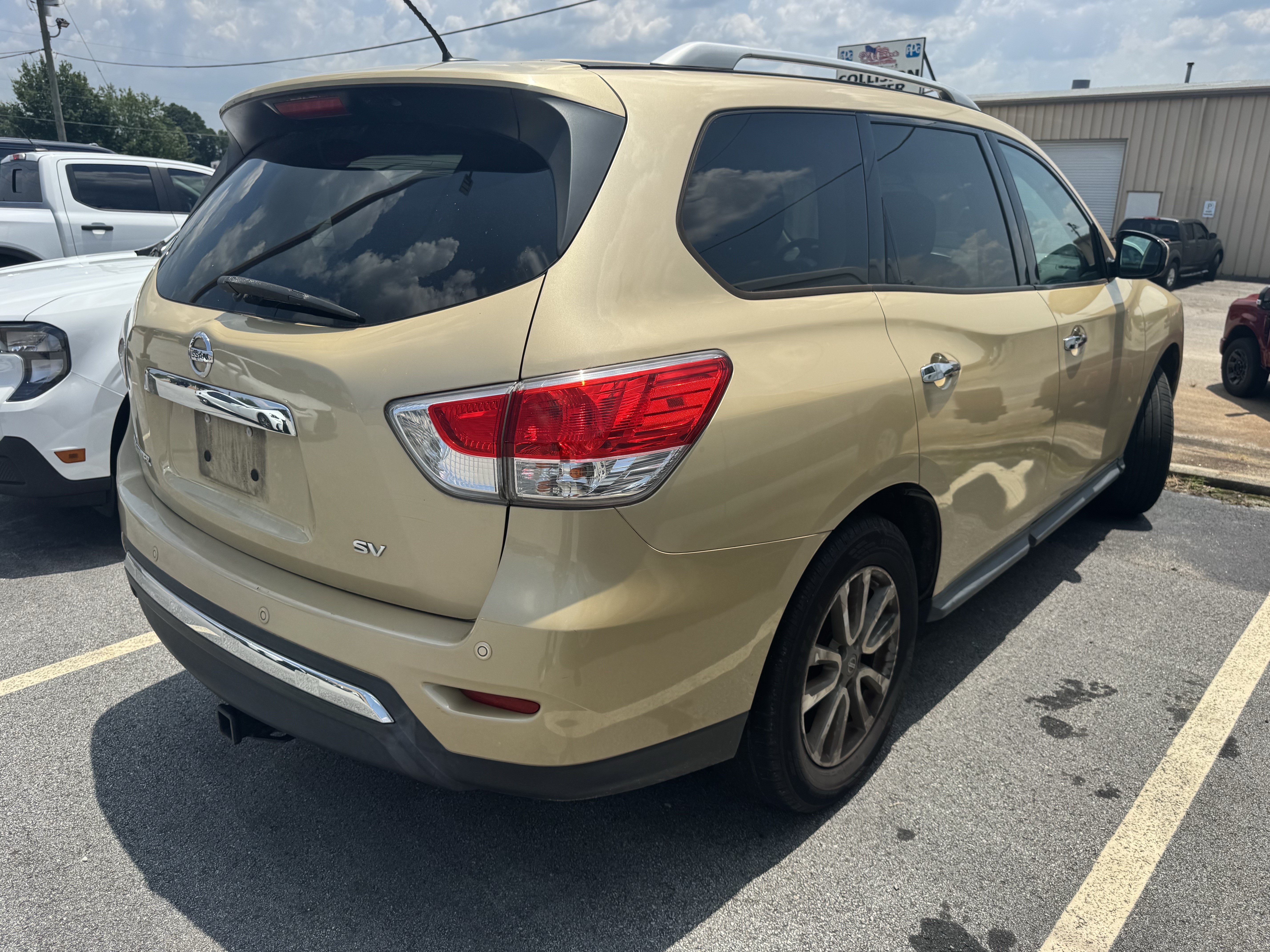 Used 2013 Nissan Pathfinder SV FWD image 4