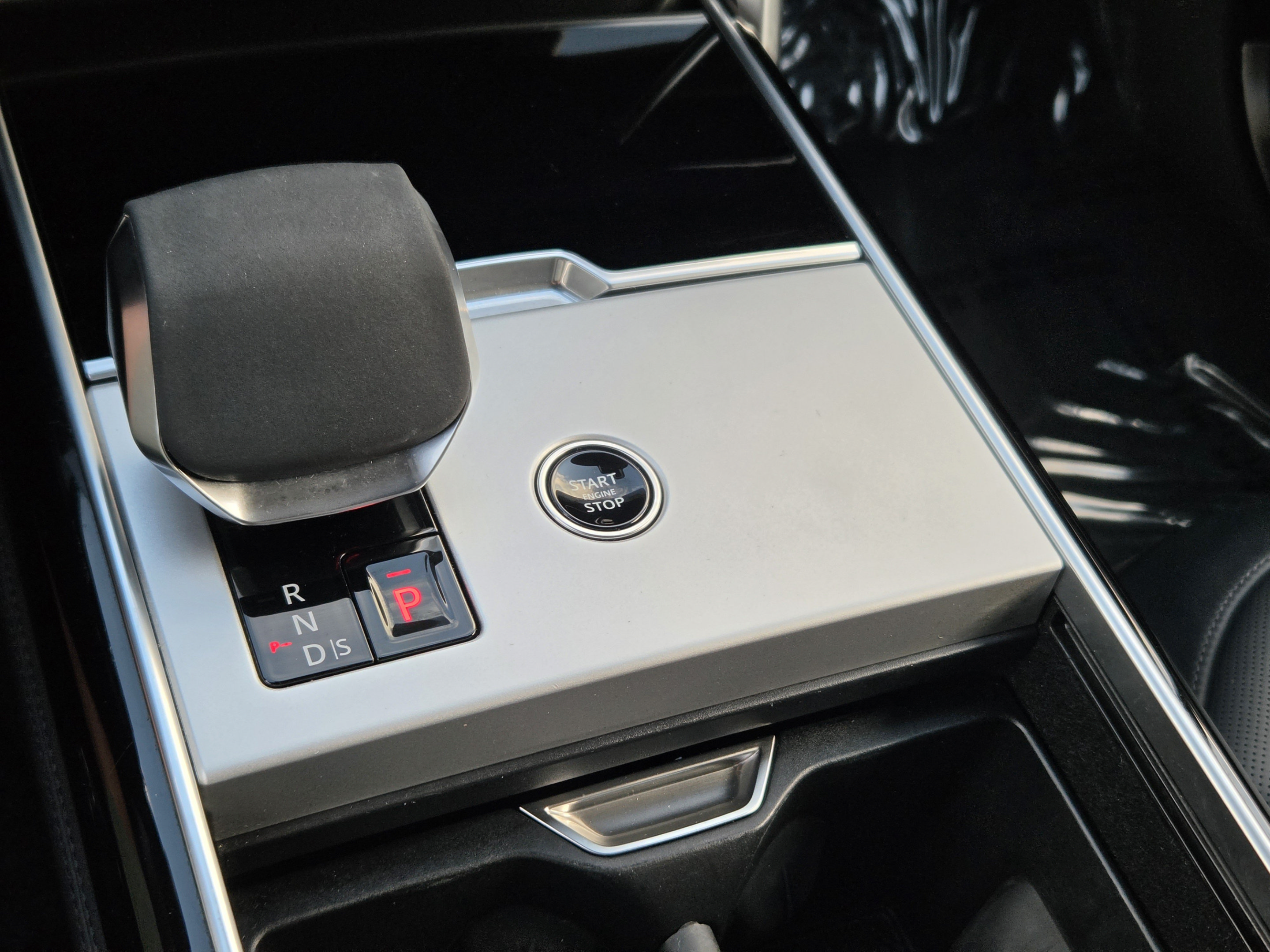 Certified 2025 Land Rover Range Rover SE AWD/4WD image 15