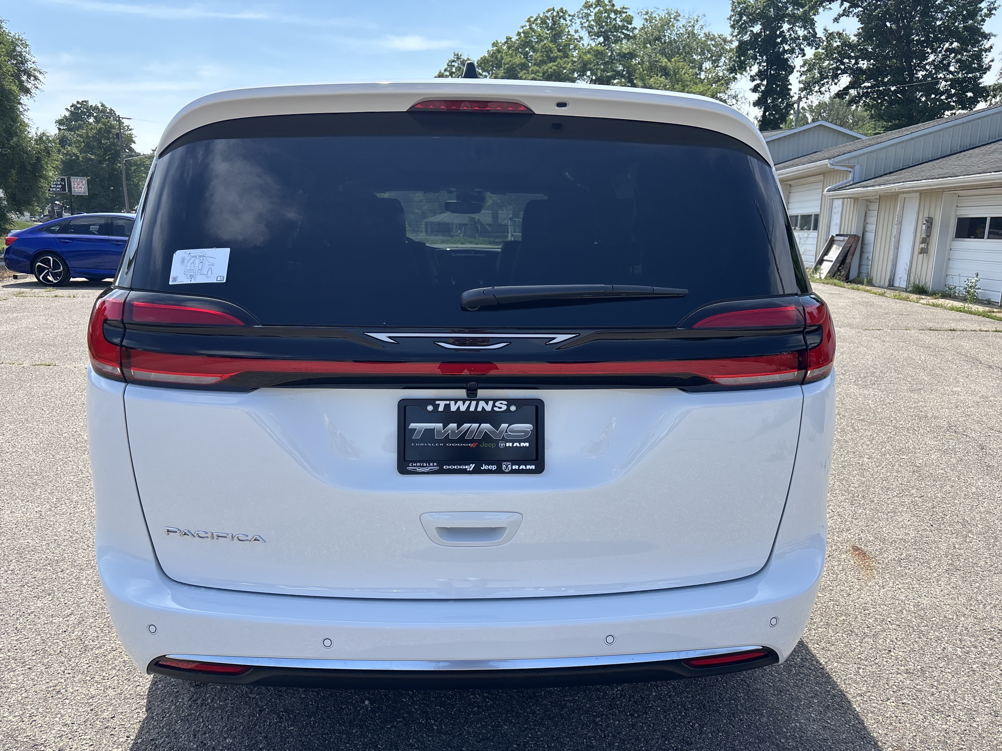 New 2027 Chrysler Pacifica Pinnacle FWD image 7