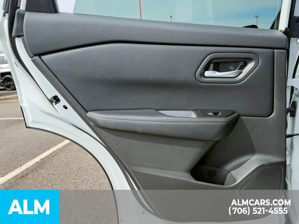 Used 2025 Nissan Rogue SV image 9