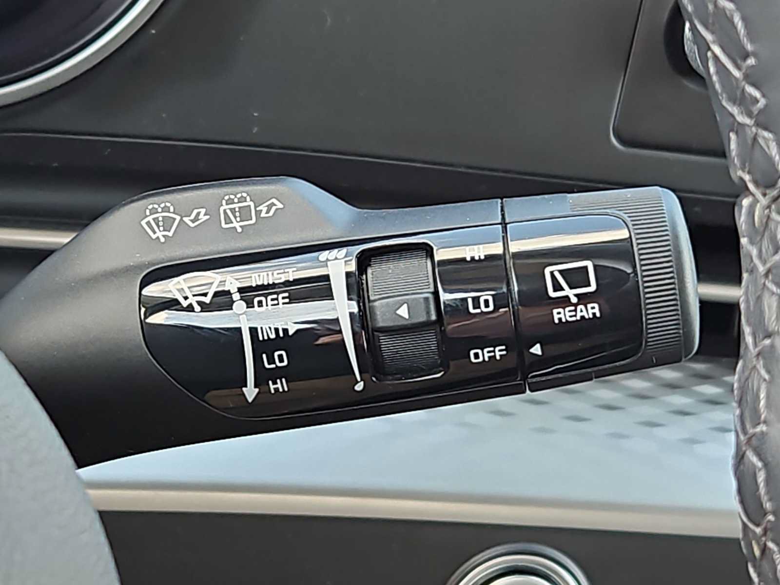 Used 2024 Kia Carnival LX FWD image 21