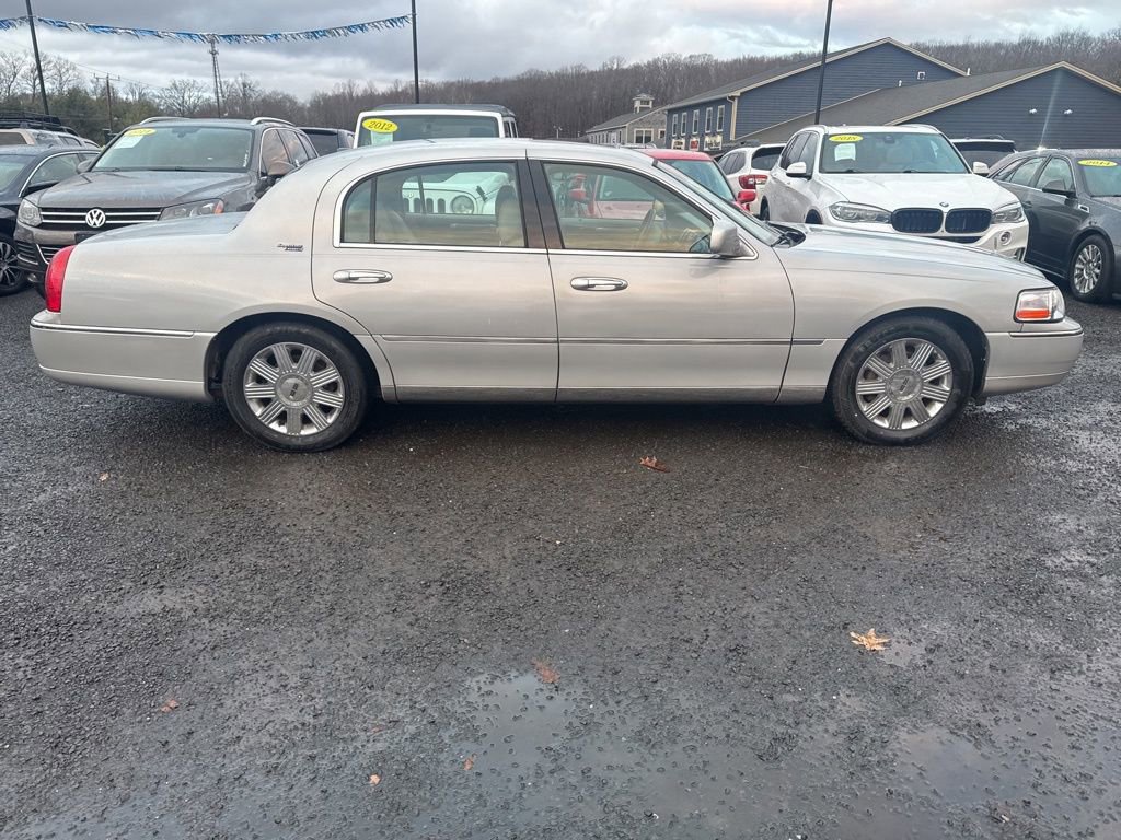 Used 2005 Lincoln Town Car Signature Limited image 12