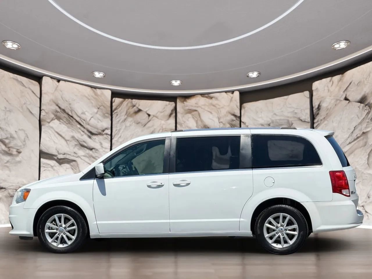 Used 2019 Dodge Grand Caravan SXT FWD image 9