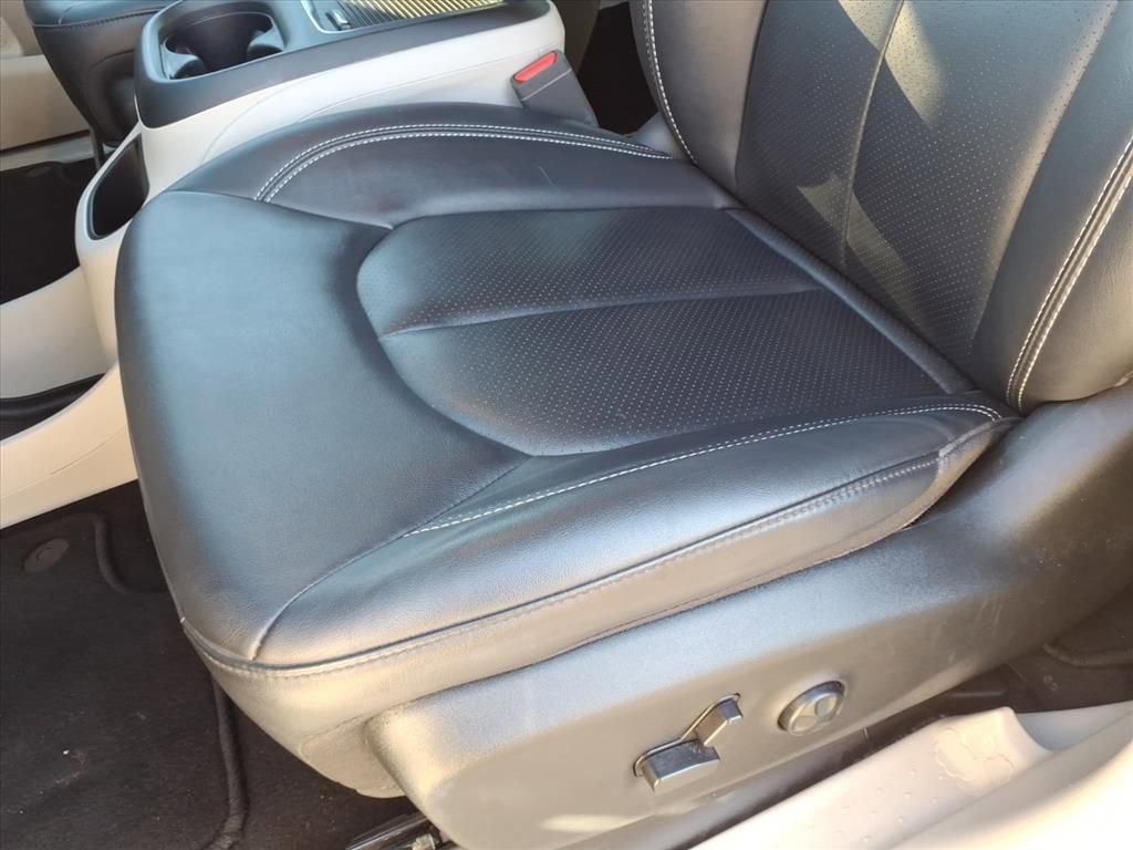 Used 2024 Chrysler Pacifica Touring-L image 18