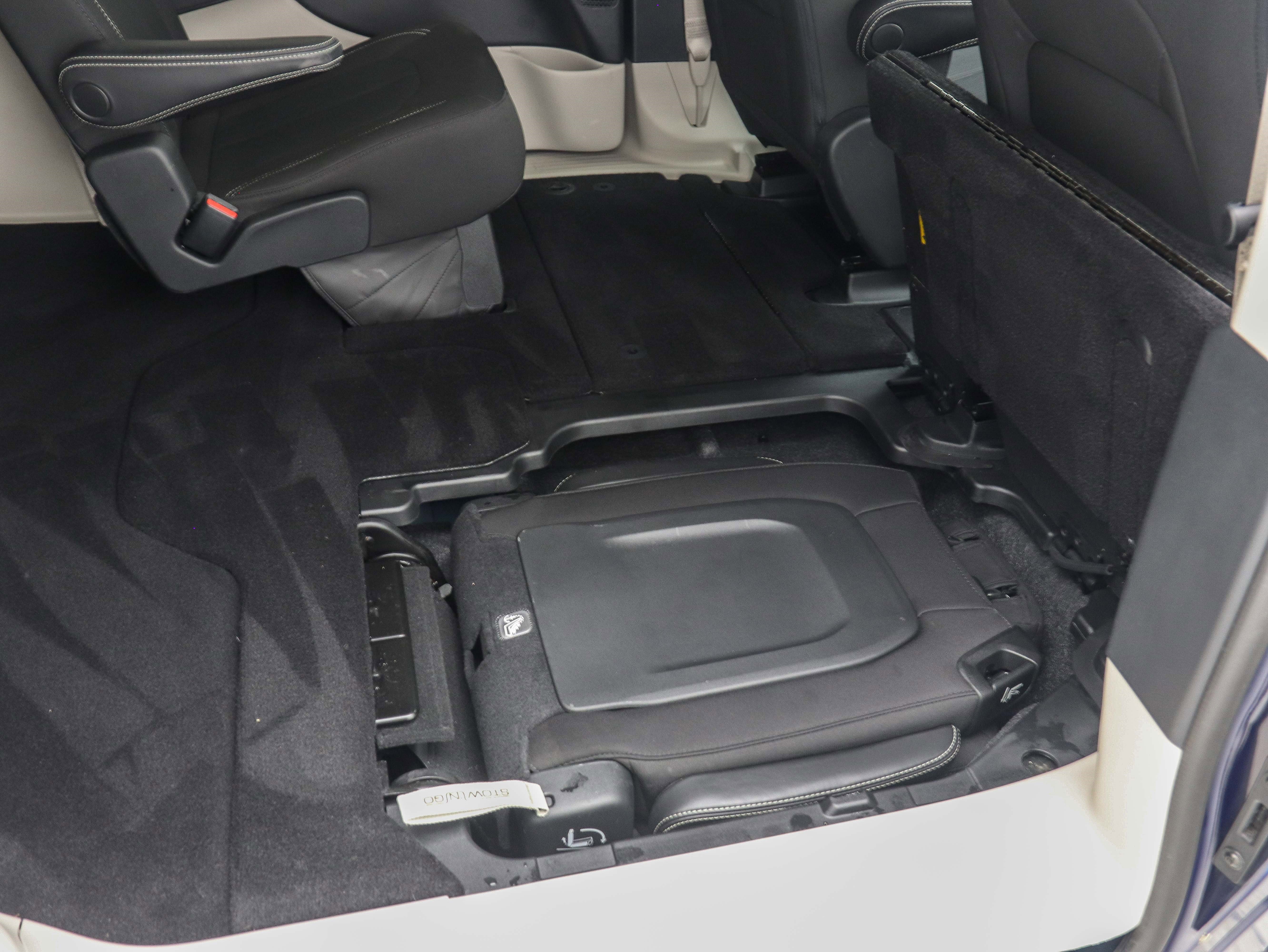 Used 2020 Chrysler Voyager LX image 16