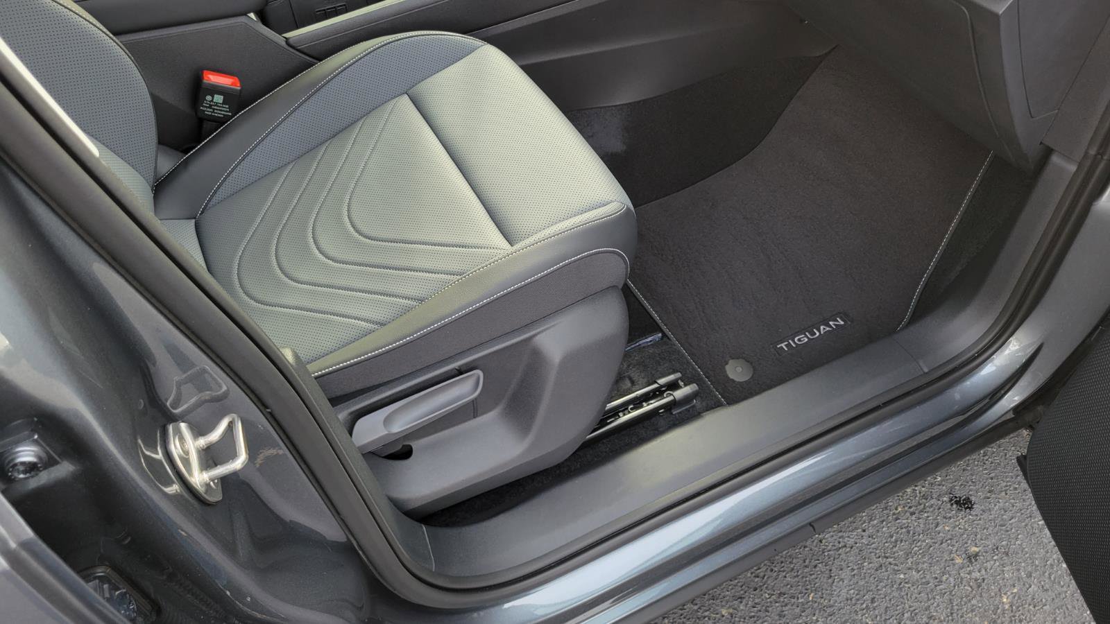 Used 2025 Volkswagen Tiguan SE image 38