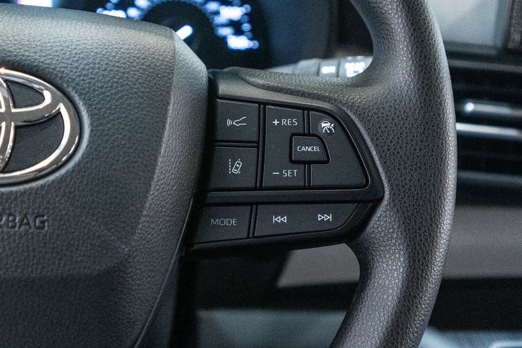 Certified 2025 Toyota Sienna LE FWD image 19