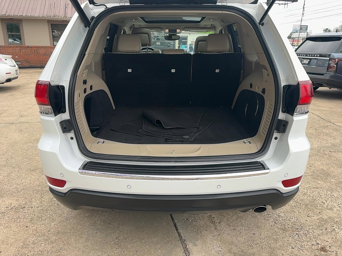 Used 2020 Jeep Grand Cherokee Limited w/ Luxury Group II image 9