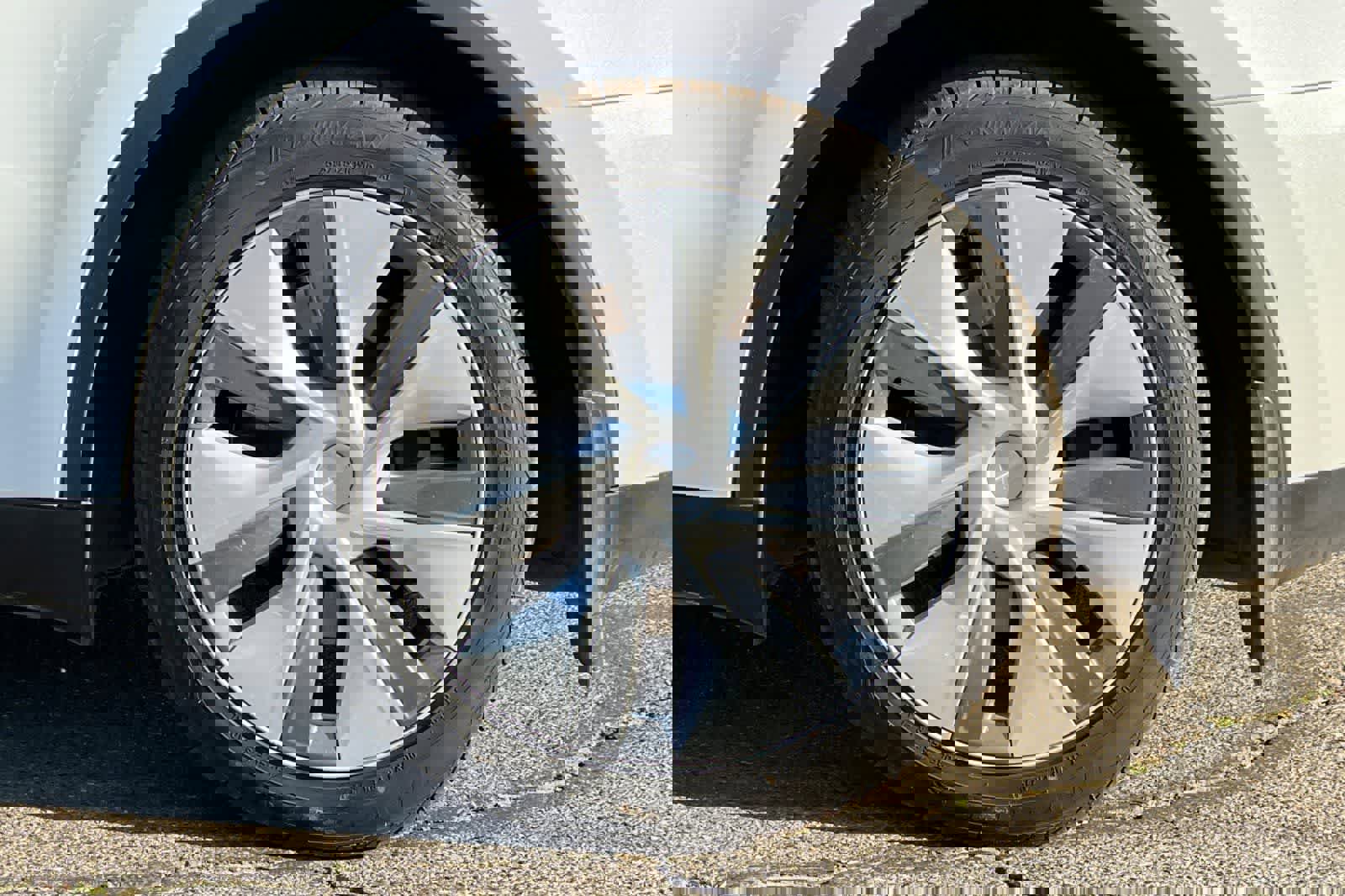 Used 2023 Tesla Model Y Long Range image 36