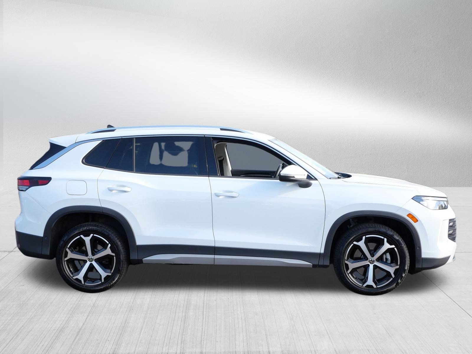 Used 2025 Volkswagen Tiguan SE AWD/4WD image 8