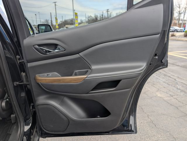 Used 2021 GMC Acadia SLE image 18