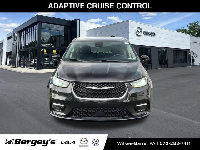Used 2024 Chrysler Pacifica Touring-L FWD image 2