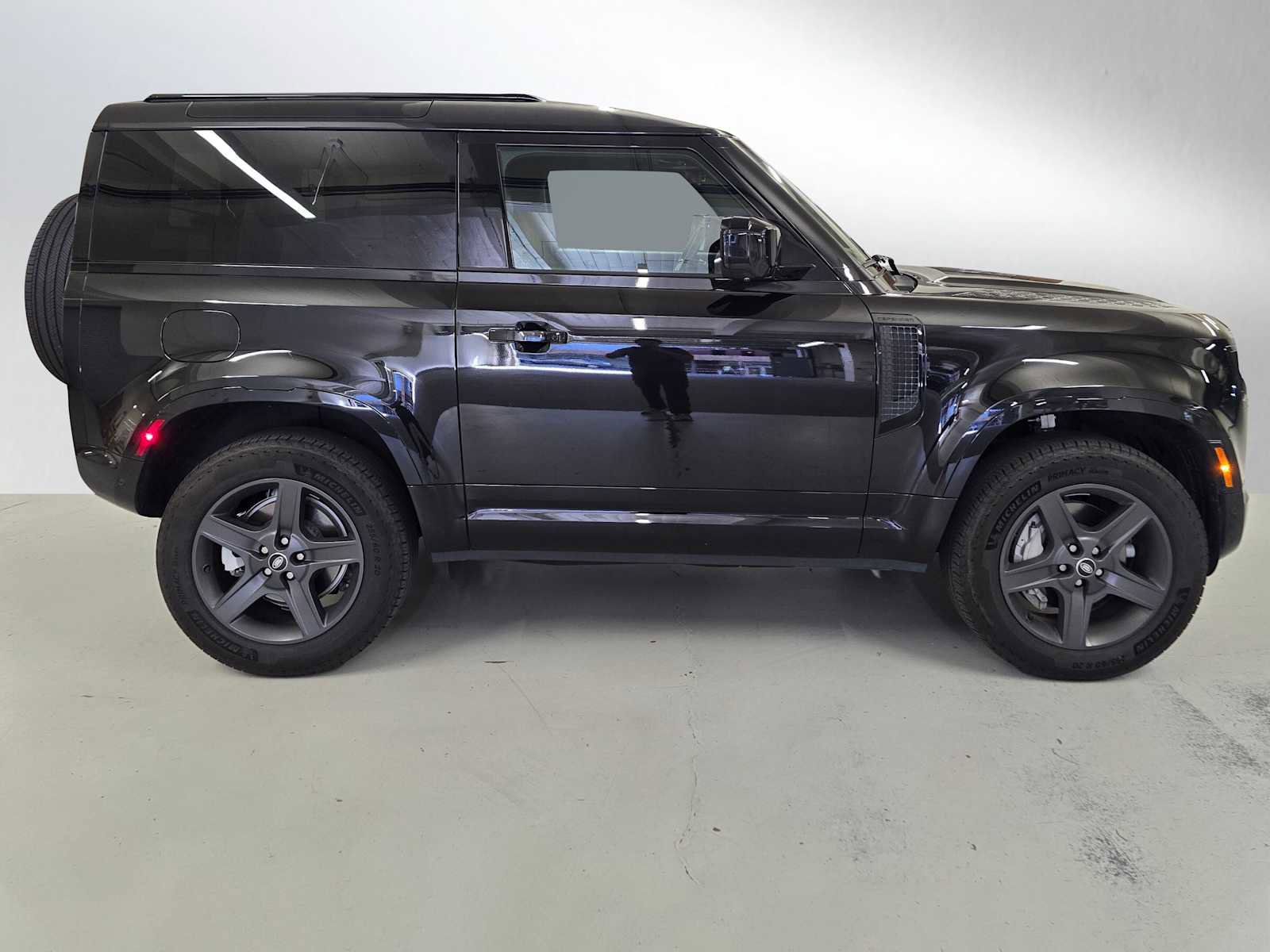 Used 2025 Land Rover Defender 90 X-Dynamic SE image 6