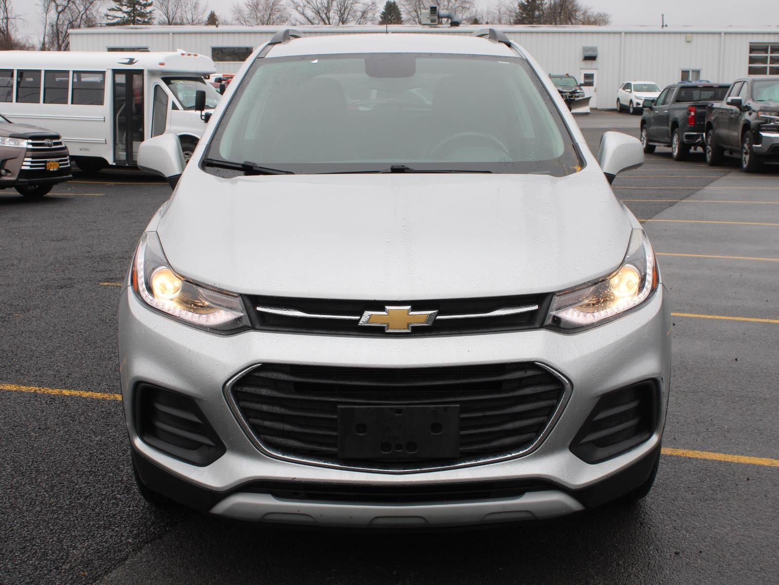 Used 2021 Chevrolet Trax LT w/ LT Convenience Package AWD/4WD image 2