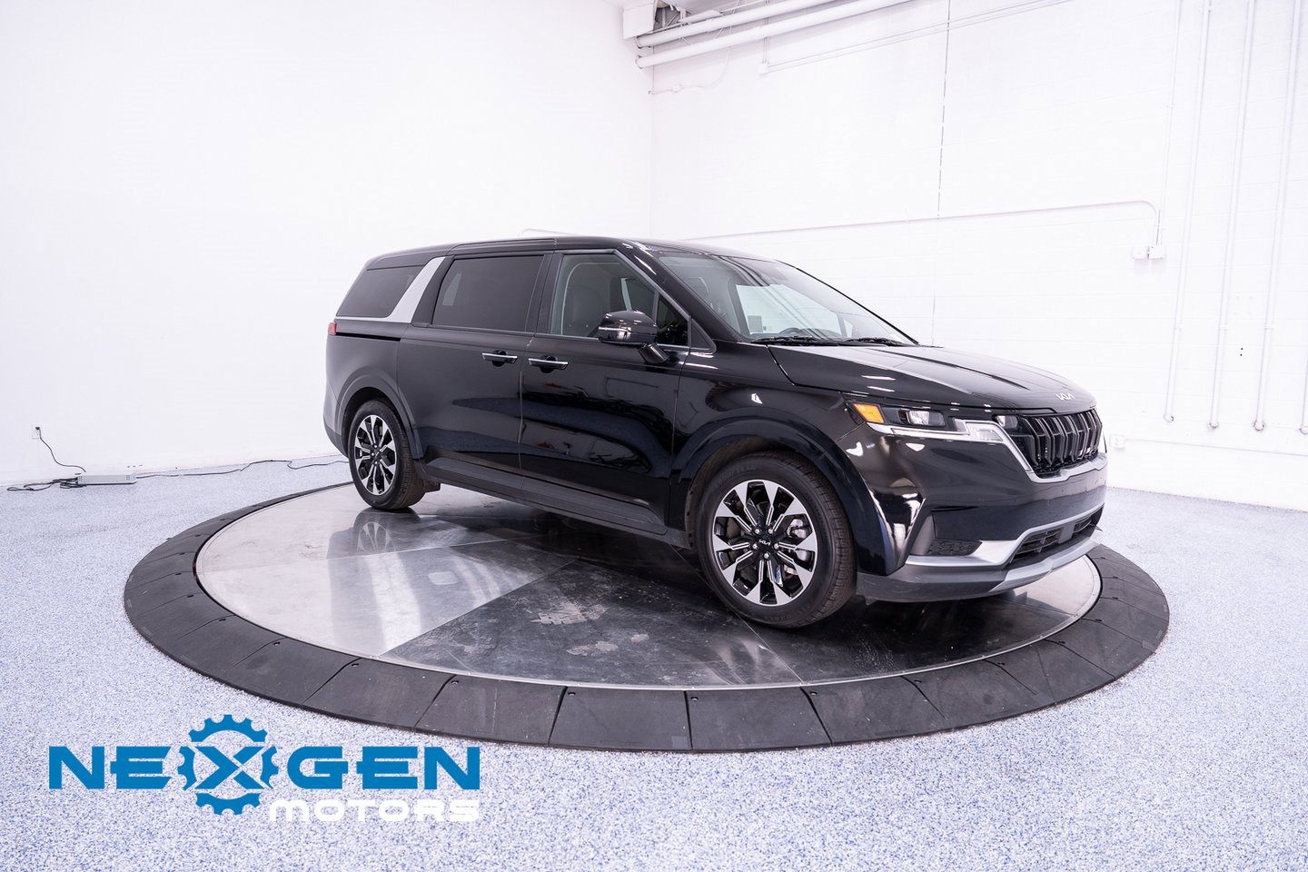 Used 2024 Kia Carnival EX image 2