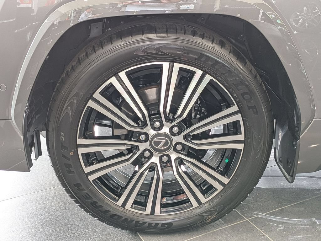 New 2025 Lexus LX 700h Luxury w/ Appearance Package AWD/4WD image 10