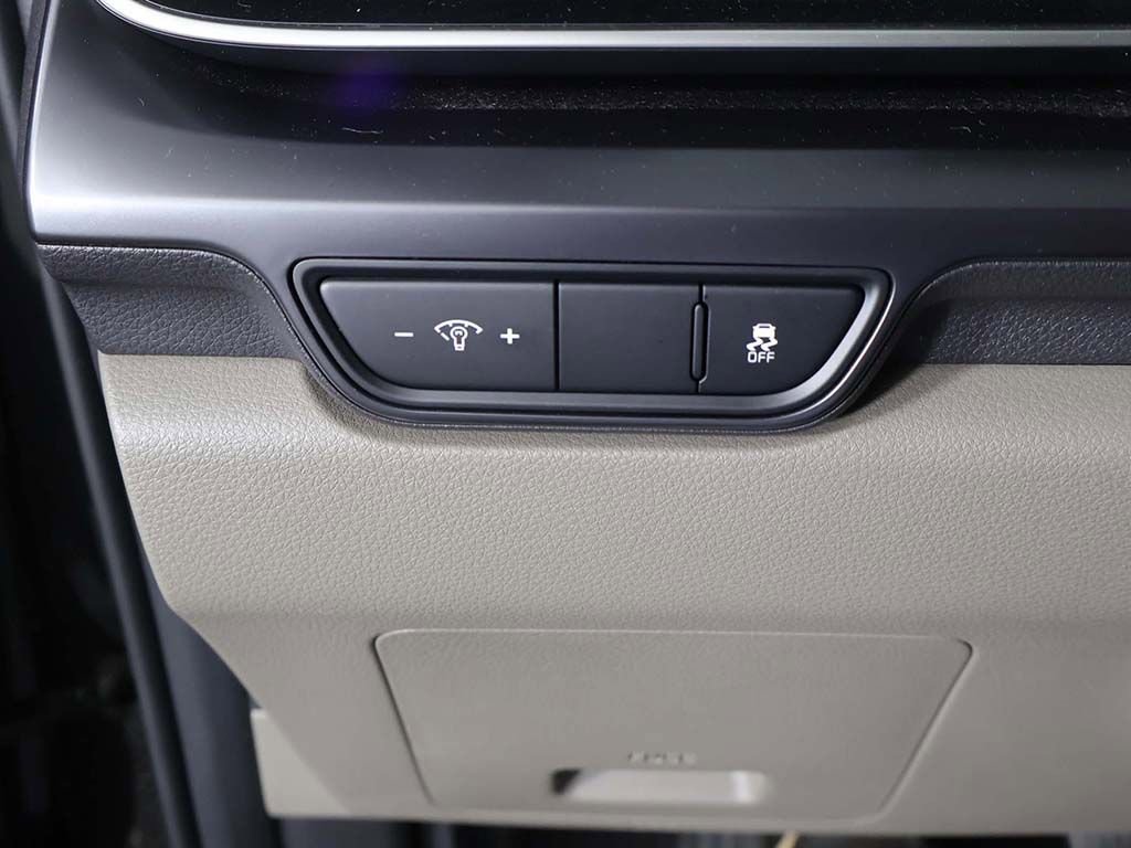 Used 2025 Kia Carnival FWD image 34