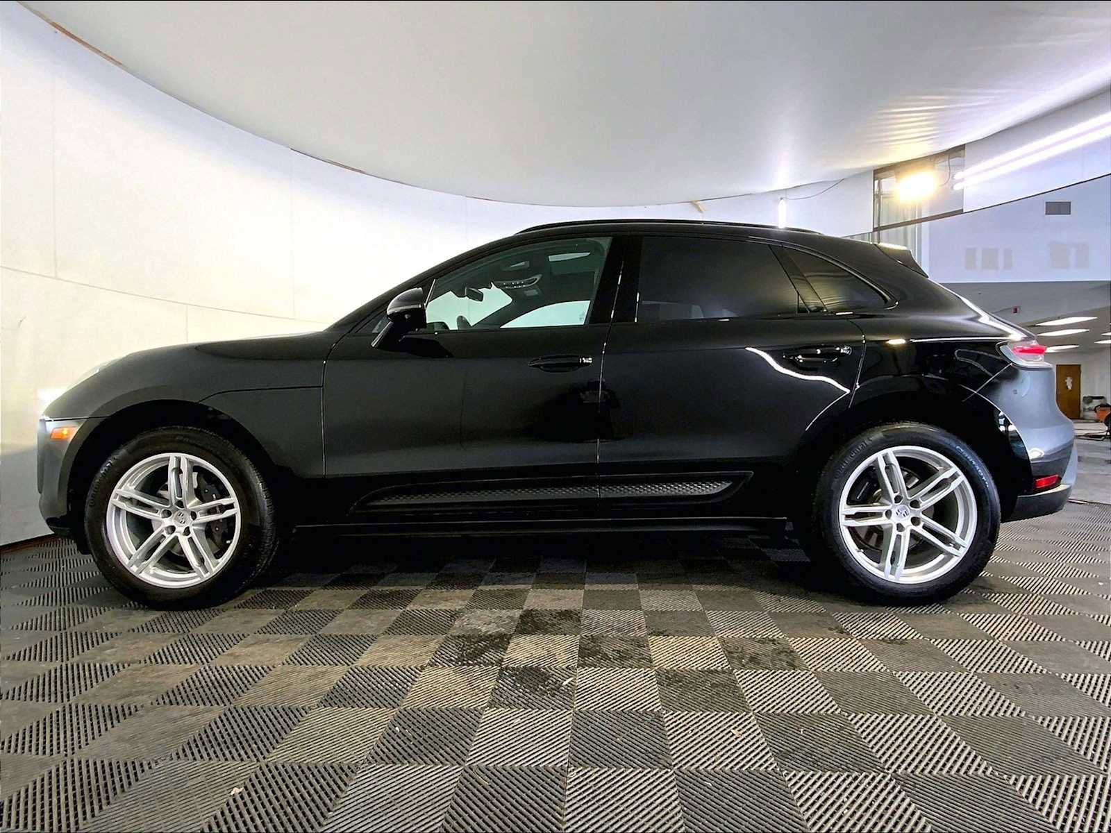 Certified 2023 Porsche Macan image 2