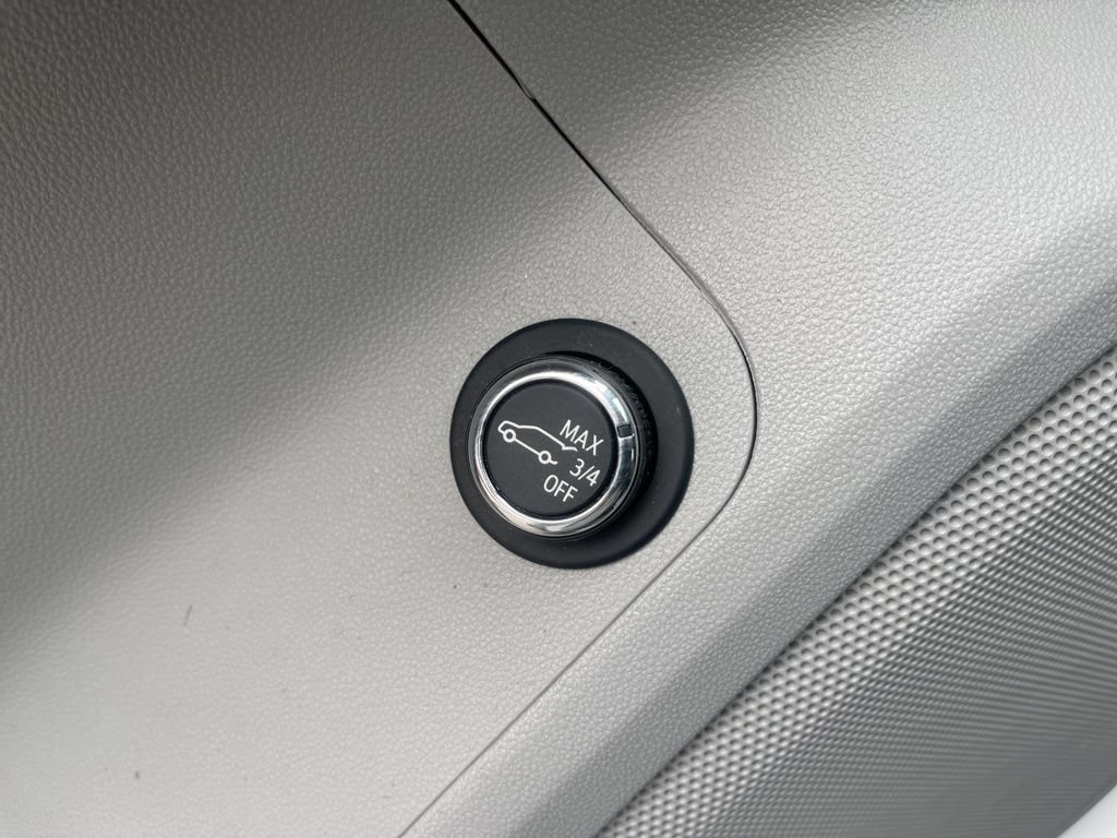Used 2023 GMC Acadia SLE w/ Driver Convenience Package FWD image 10