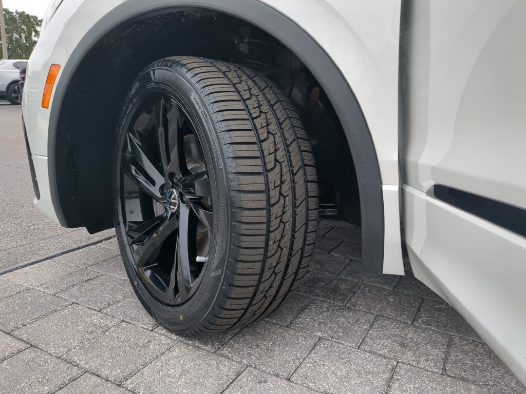 Certified 2023 Volkswagen Tiguan SE R-Line FWD image 34