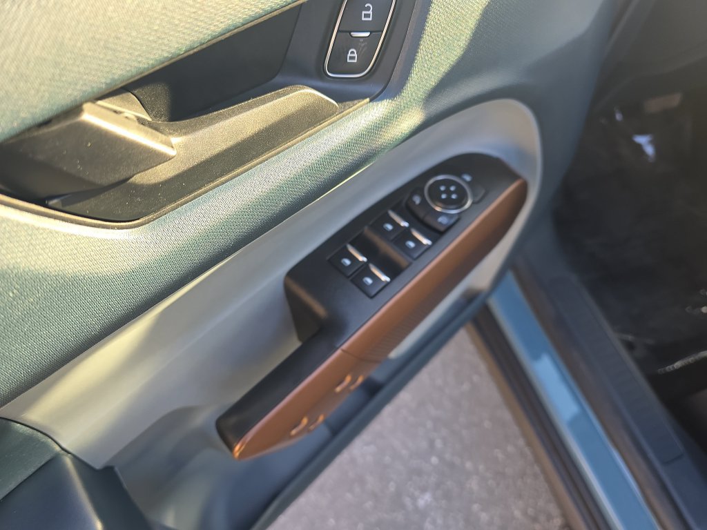 Used 2023 Ford Maverick Lariat FWD image 12