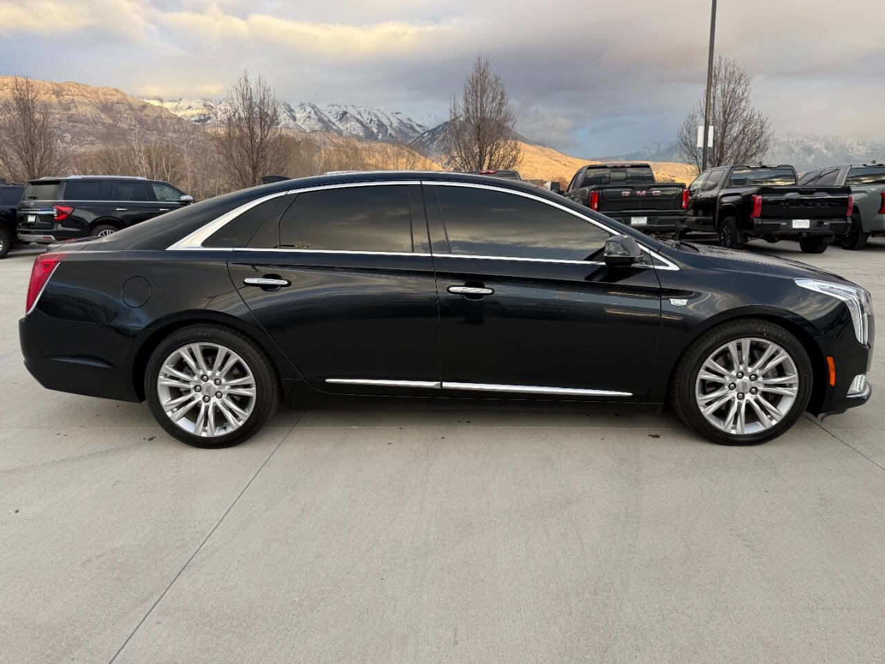 Used 2018 Cadillac XTS Luxury image 2