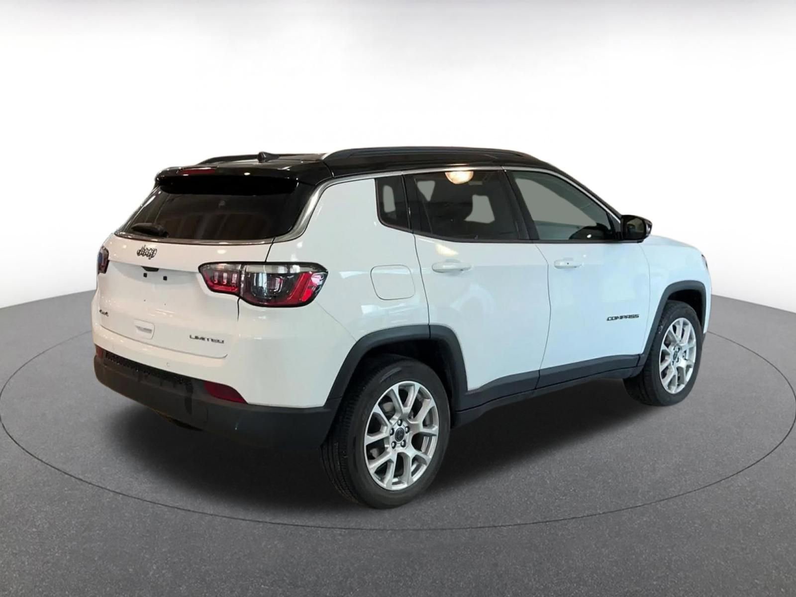 Used 2025 Jeep Compass Limited image 14