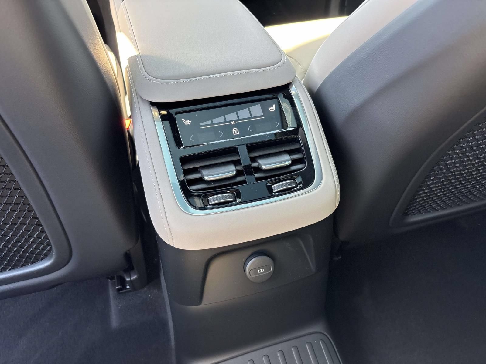 New 2026 Volvo XC90 T8 Plus w/ Protection Package Premier AWD/4WD image 32