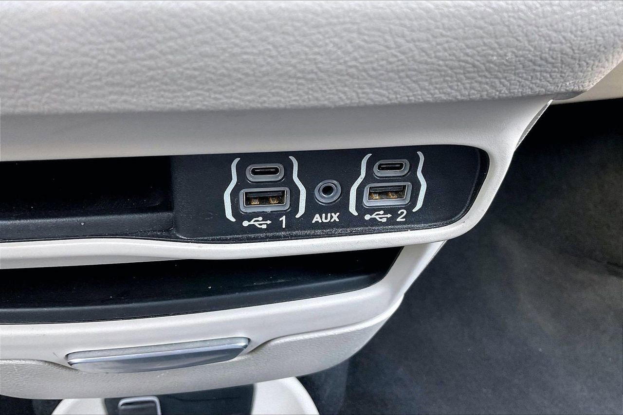 Certified 2023 Chrysler Pacifica Touring-L FWD image 17