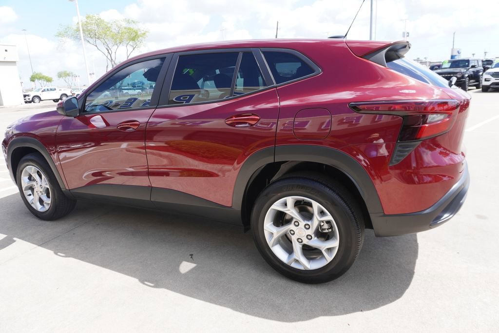Used 2025 Chevrolet Trax LS w/ LS Convenience Package FWD image 4
