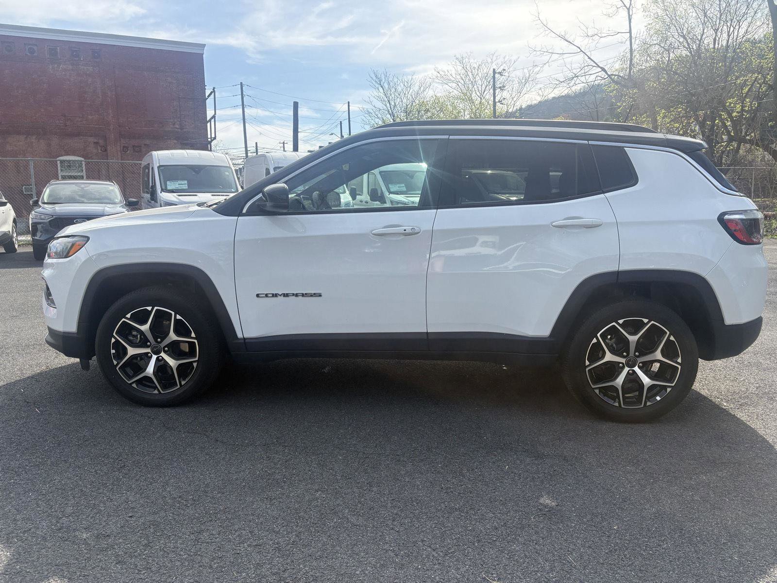 Used 2025 Jeep Compass Limited image 4