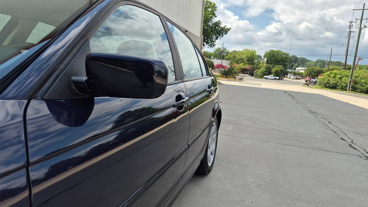 Used 2004 BMW 325xi Sedan AWD/4WD image 16