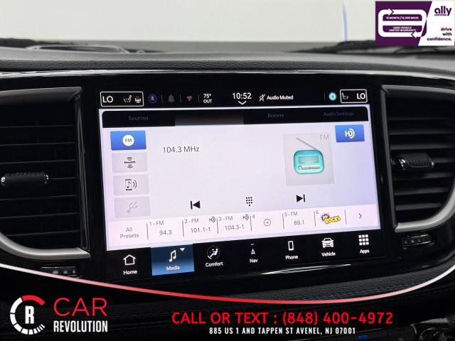 Used 2021 Chrysler Pacifica Touring-L image 27