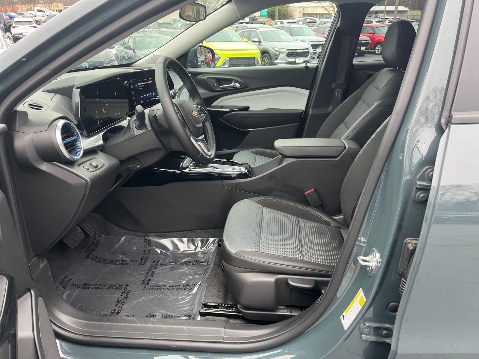 Used 2025 Chevrolet Trax LT w/ LT Convenience Package image 21