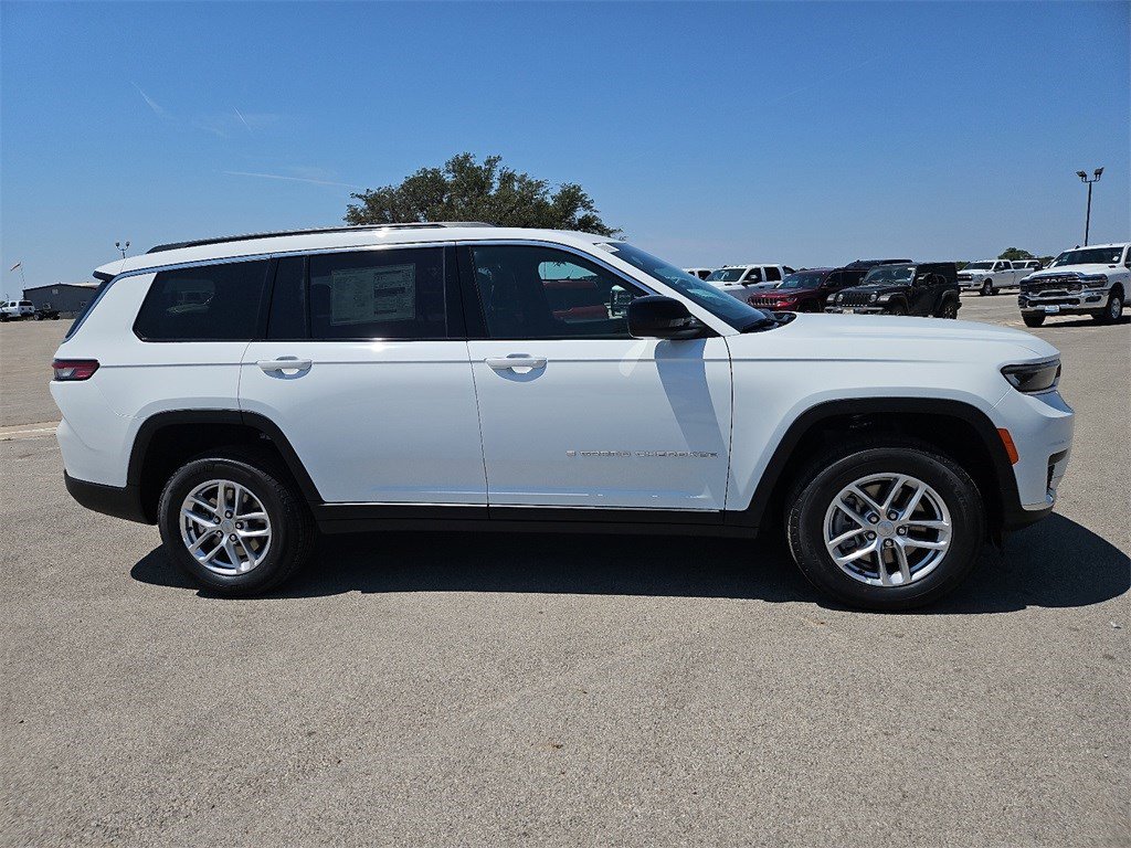 New 2025 Jeep Grand Cherokee L Laredo image 8