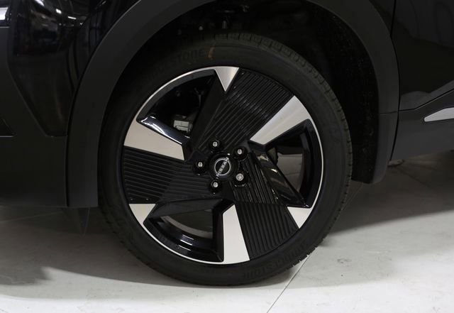 New 2026 Nissan Kicks SR w/ Cold Weather Package image 2