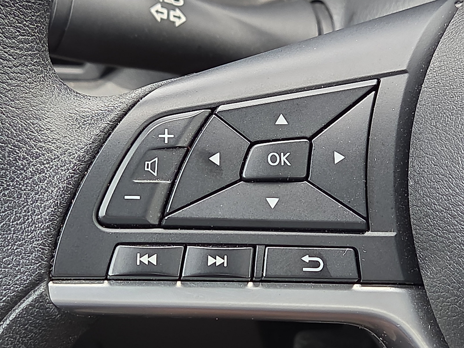 Used 2025 Nissan Altima 2.5 SV FWD image 21