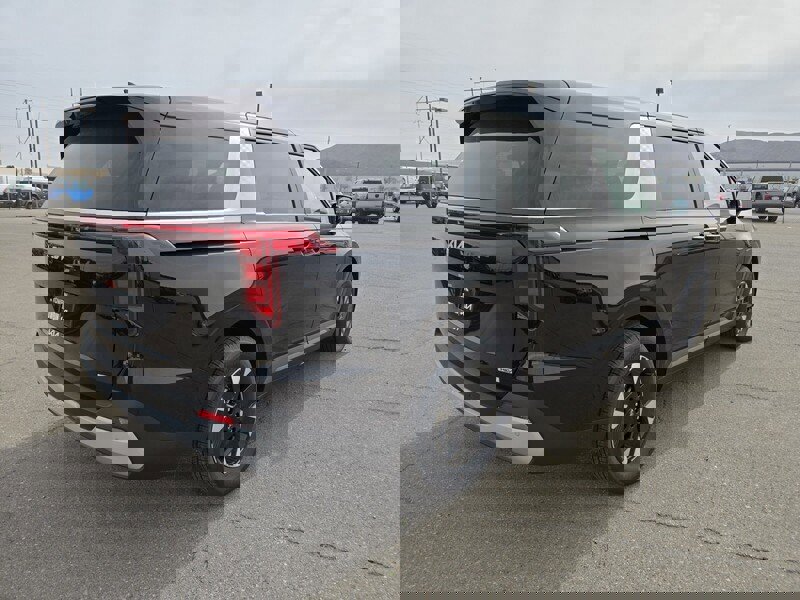 New 2026 Kia Carnival LXS image 3