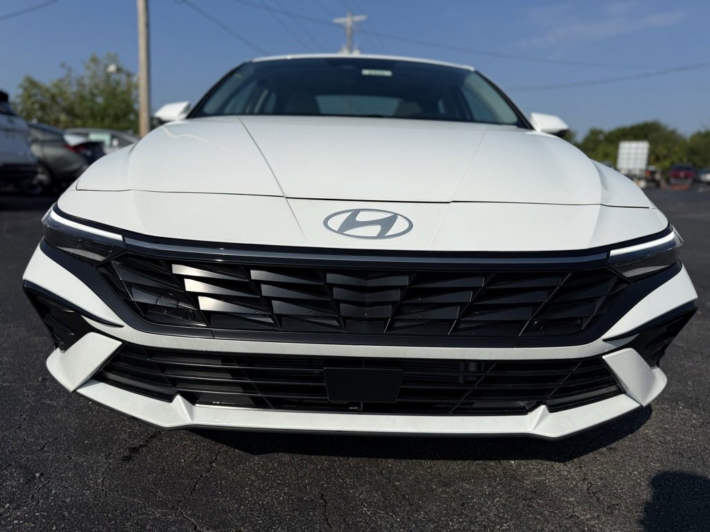 New 2025 Hyundai Elantra Limited image 2