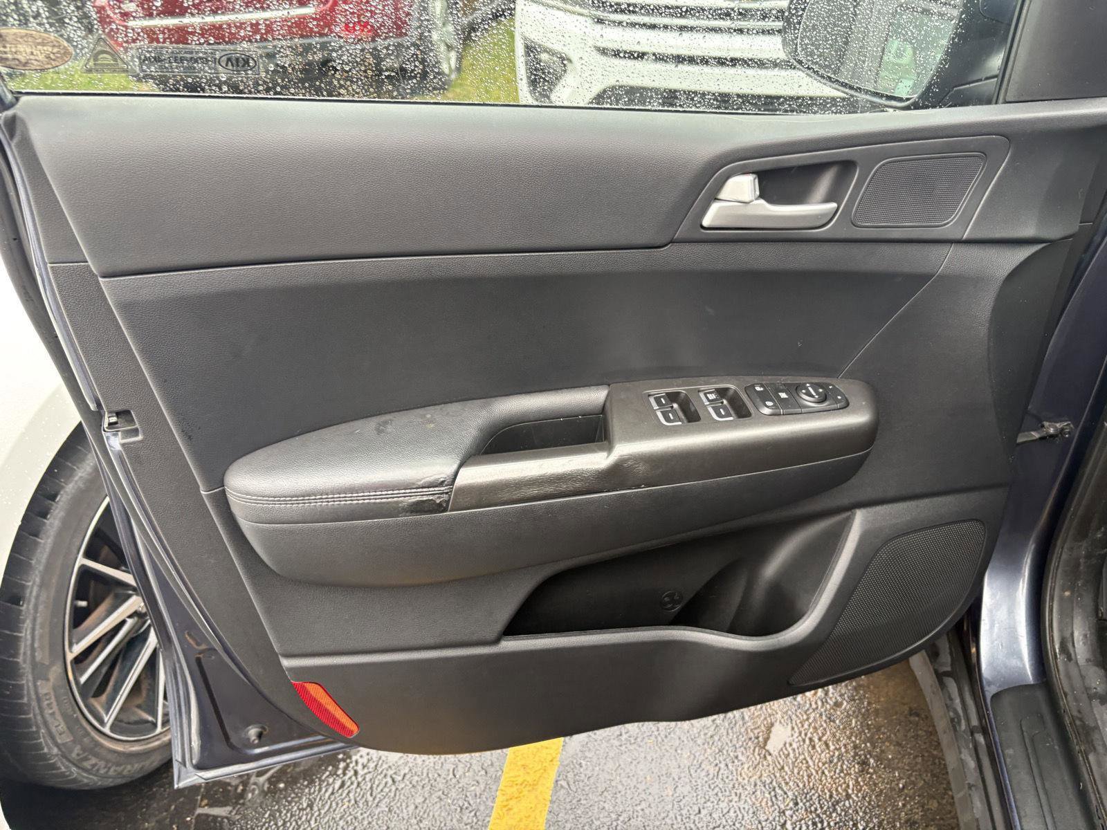 Used 2020 Kia Sportage LX image 3